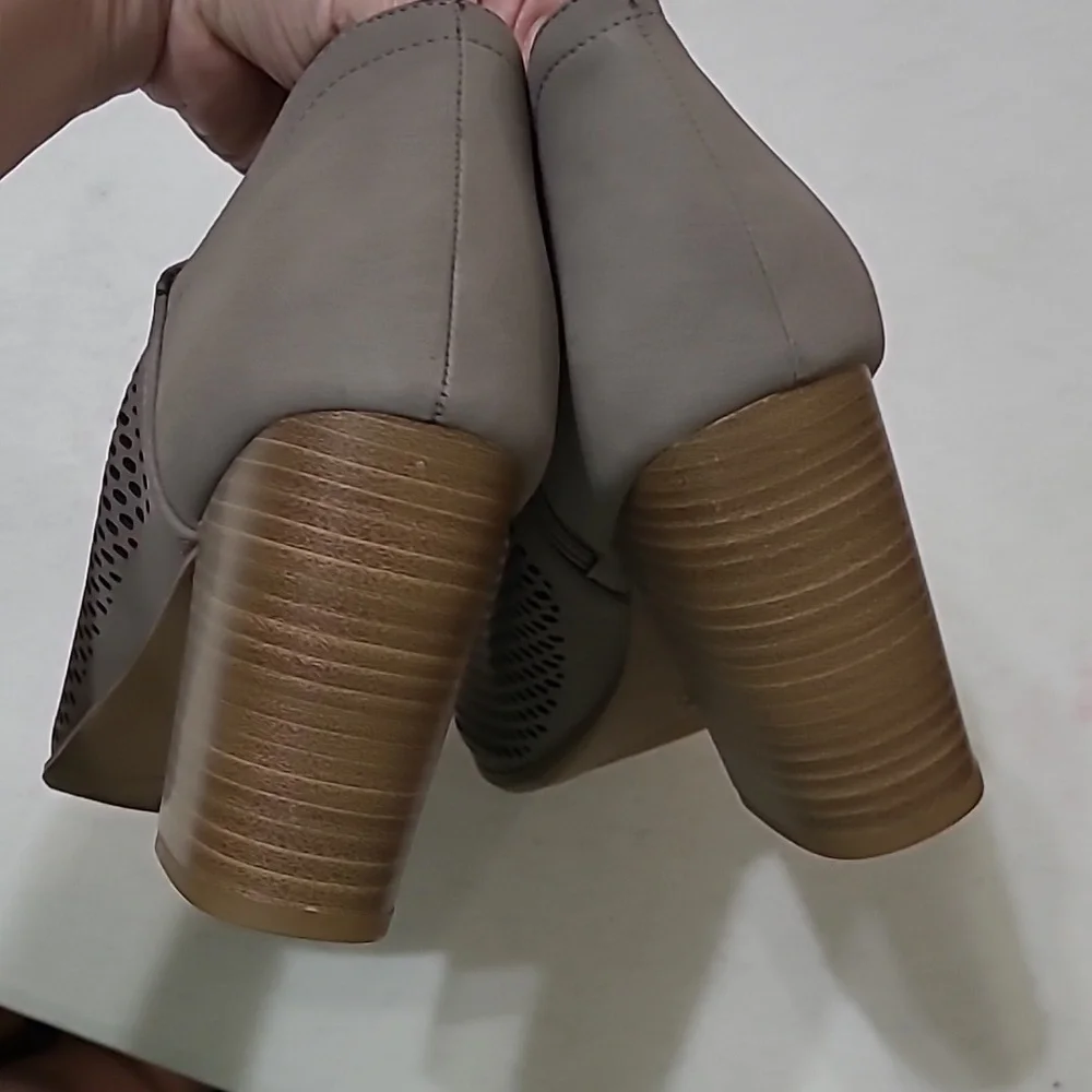 Soda Women's Gray Peep-Toe Ankle Boots Size 8
